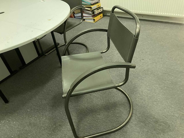 Grote bureaus, bureaustoel, printer en kasten - afbeelding 13 van  30