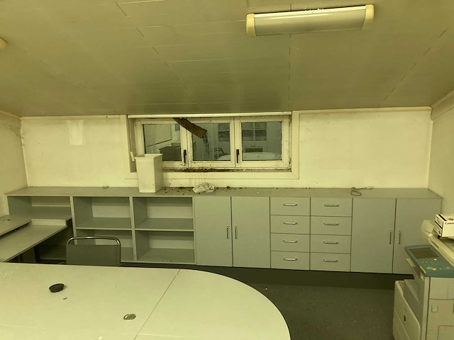 Grote bureaus, bureaustoel, printer en kasten - afbeelding 14 van  30