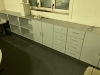 Grote bureaus, bureaustoel, printer en kasten - afbeelding 15 van  30