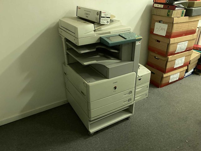 Grote bureaus, bureaustoel, printer en kasten - afbeelding 16 van  30