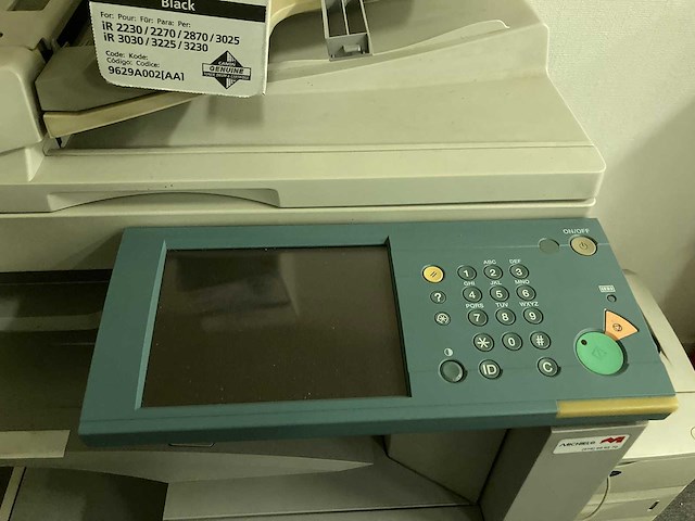 Grote bureaus, bureaustoel, printer en kasten - afbeelding 17 van  30