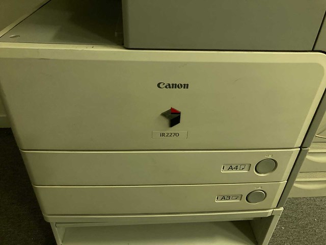 Grote bureaus, bureaustoel, printer en kasten - afbeelding 19 van  30