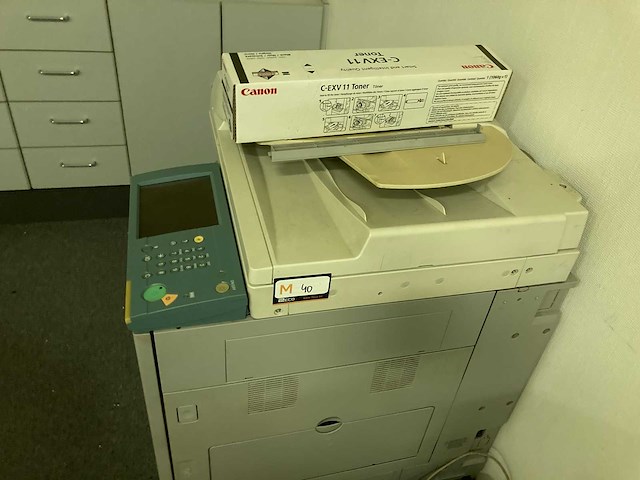 Grote bureaus, bureaustoel, printer en kasten - afbeelding 20 van  30