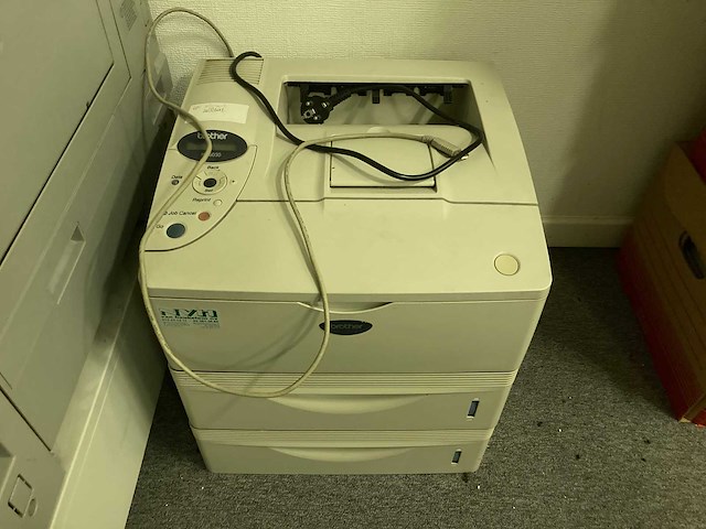 Grote bureaus, bureaustoel, printer en kasten - afbeelding 21 van  30