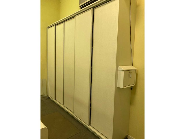 Grote bureaus, bureaustoel, printer en kasten - afbeelding 12 van  30