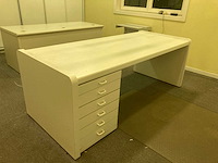 Grote bureaus, bureaustoel, printer en kasten - afbeelding 23 van  30