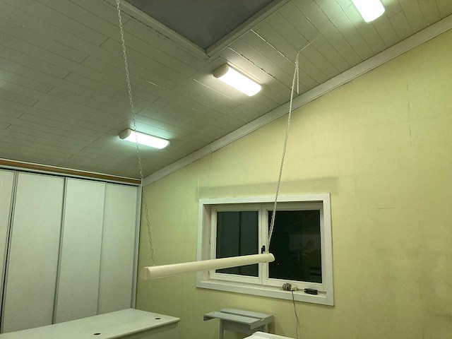 Grote bureaus, bureaustoel, printer en kasten - afbeelding 25 van  30