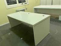 Grote bureaus, bureaustoel, printer en kasten - afbeelding 26 van  30