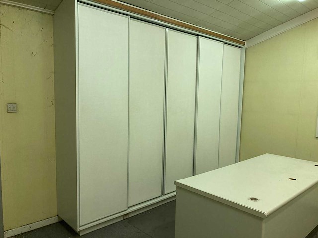 Grote bureaus, bureaustoel, printer en kasten - afbeelding 27 van  30