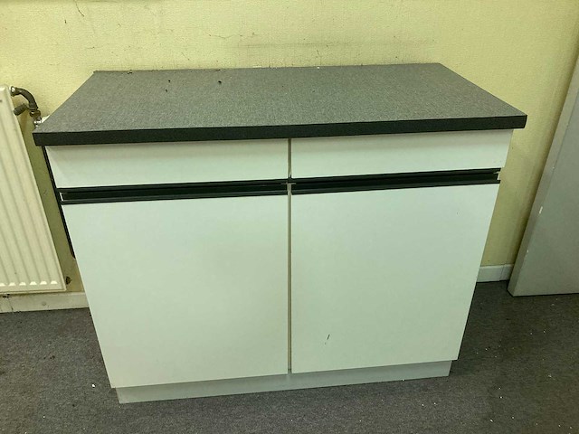 Grote bureaus, bureaustoel, printer en kasten - afbeelding 29 van  30