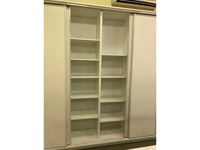 Grote bureaus, bureaustoel, printer en kasten - afbeelding 30 van  30