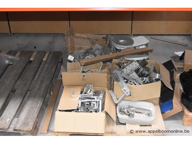 Grote diverse partij bevestigingsmaterialen wo. montagebeugels voor zonnepanelen - afbeelding 2 van  9