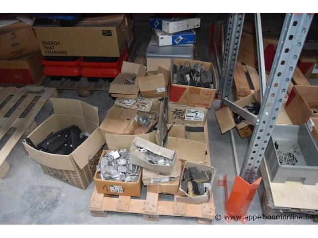 Grote diverse partij bevestigingsmaterialen wo. montagebeugels voor zonnepanelen - afbeelding 9 van  9