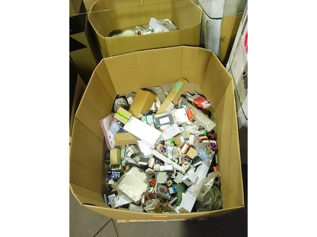 Grote doos met inhoud - afbeelding 1 van  3