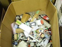 Grote doos met inhoud - afbeelding 1 van  3