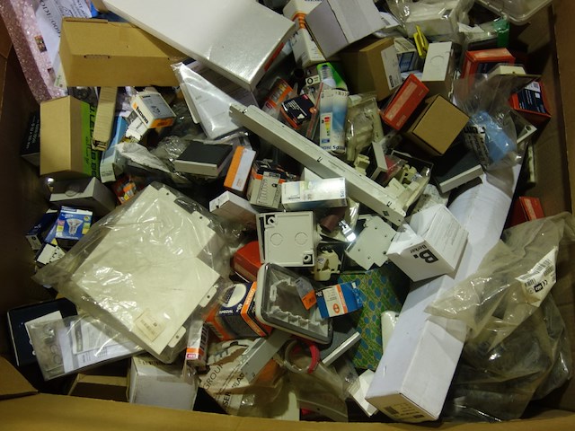 Grote doos met inhoud - afbeelding 2 van  3