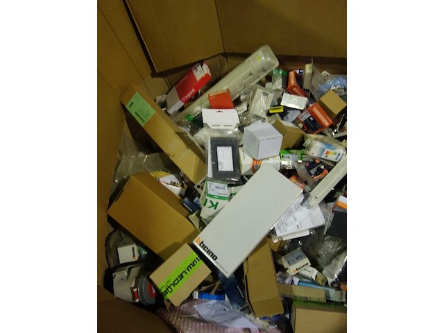 Grote doos met inhoud - afbeelding 3 van  3