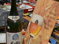 Grote fles leffe met reclamebord en receptenboek - afbeelding 1 van  2