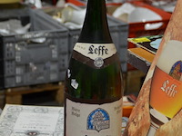 Grote fles leffe met reclamebord en receptenboek - afbeelding 2 van  2