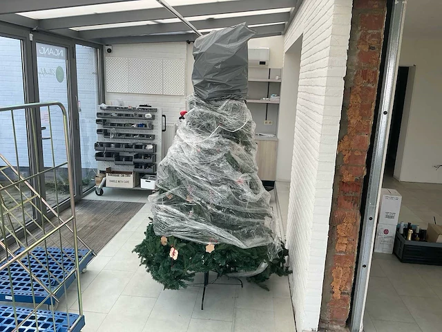 Grote kunstkerstboom met metalen standaard - afbeelding 1 van  1