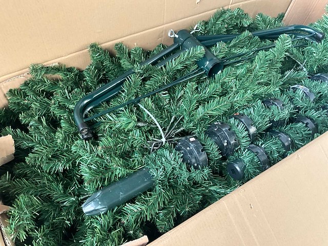 Grote kunststof kerstboom - afbeelding 1 van  3