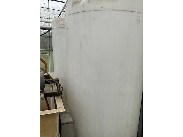 Grote kunststoffen vaten (2x) - afbeelding 1 van  7