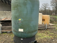 Grote kunststofton op voet - afbeelding 1 van  2