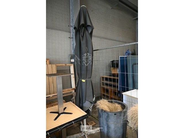Grote liefmans parasol met voet - afbeelding 1 van  5