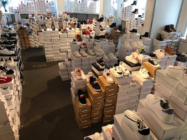 Grote magazijnverkoop schoenen - afbeelding 1 van  1