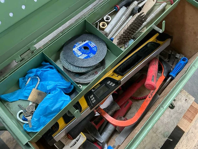 Grote metalen gereedschaps/opbergkoffer met inhoud - afbeelding 2 van  5