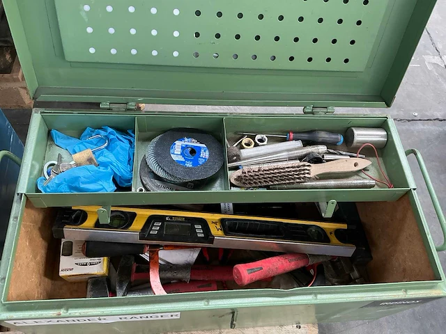 Grote metalen gereedschaps/opbergkoffer met inhoud - afbeelding 4 van  5