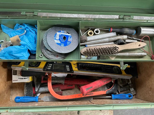 Grote metalen gereedschaps/opbergkoffer met inhoud - afbeelding 1 van  3
