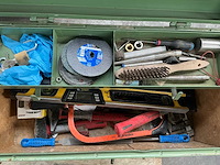 Grote metalen gereedschaps/opbergkoffer met inhoud