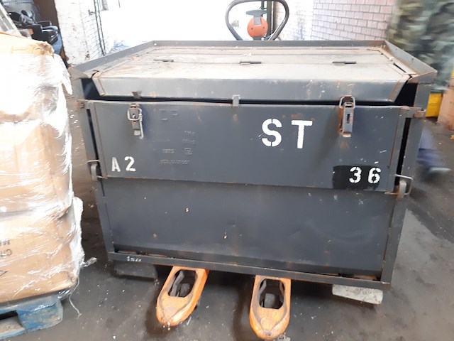 Grote metalen legerkist met inhoud - afbeelding 1 van  2