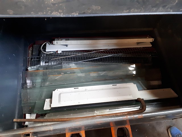 Grote metalen legerkist met inhoud - afbeelding 2 van  2