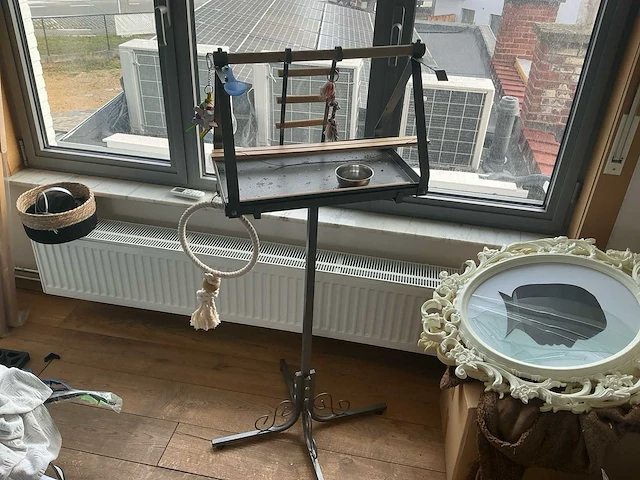 Grote metalen vogelkooi met onderstel en vrijstaande vogelstandaard met accessoires - afbeelding 1 van  5