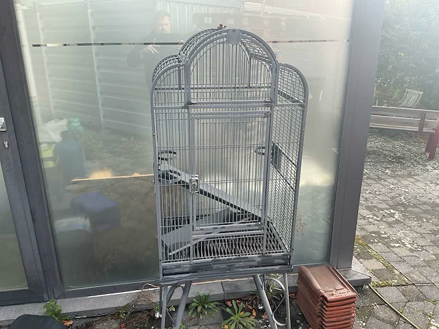 Grote metalen vogelkooi met onderstel en vrijstaande vogelstandaard met accessoires - afbeelding 3 van  5