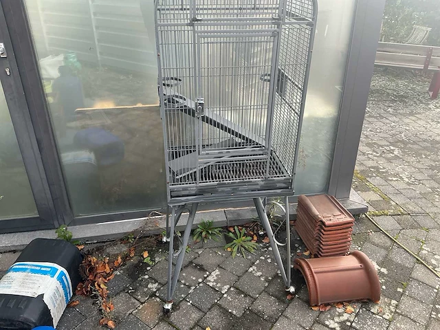 Grote metalen vogelkooi met onderstel en vrijstaande vogelstandaard met accessoires - afbeelding 4 van  5