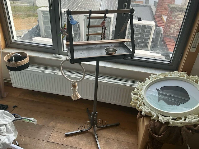 Grote metalen vogelkooi met onderstel en vrijstaande vogelstandaard met accessoires - afbeelding 2 van  5