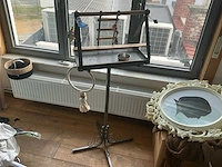 Grote metalen vogelkooi met onderstel en vrijstaande vogelstandaard met accessoires - afbeelding 2 van  5