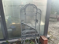 Grote metalen vogelkooi met onderstel en vrijstaande vogelstandaard met accessoires - afbeelding 3 van  5