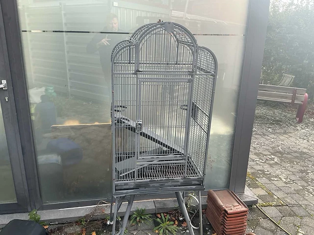Grote metalen vogelkooi met onderstel en vrijstaande vogelstandaard met accessoires - afbeelding 5 van  5
