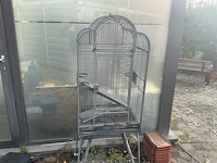 Grote metalen vogelkooi met onderstel en vrijstaande vogelstandaard met accessoires - afbeelding 5 van  5