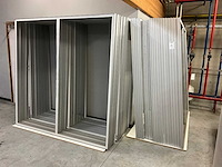 Grote partij aluminium kaders op zolderverdieping - afbeelding 1 van  3