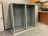 Grote partij aluminium kaders op zolderverdieping - afbeelding 2 van  3