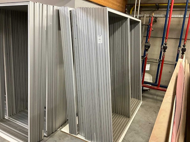 Grote partij aluminium kaders op zolderverdieping - afbeelding 3 van  3