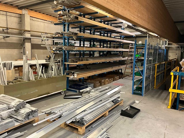 Grote partij aluminium profielen met montagestukken op zolderverdieping - afbeelding 1 van  9