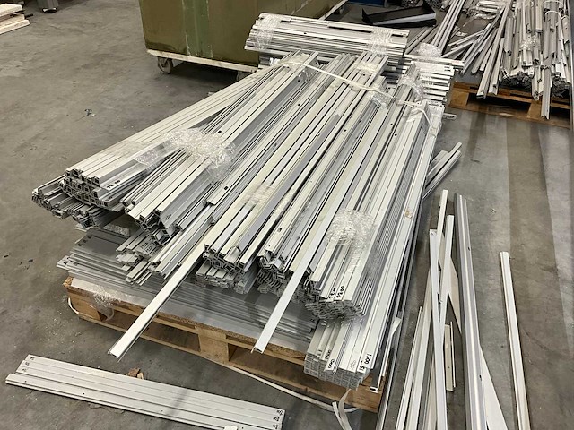 Grote partij aluminium profielen met montagestukken op zolderverdieping - afbeelding 2 van  9