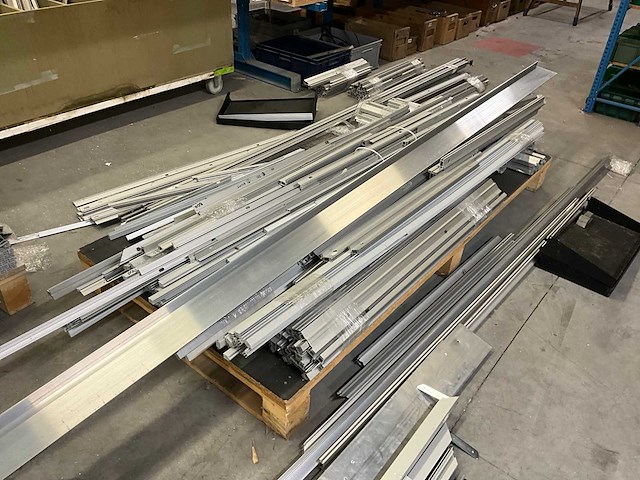 Grote partij aluminium profielen met montagestukken op zolderverdieping - afbeelding 3 van  9