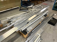 Grote partij aluminium profielen met montagestukken op zolderverdieping - afbeelding 3 van  9